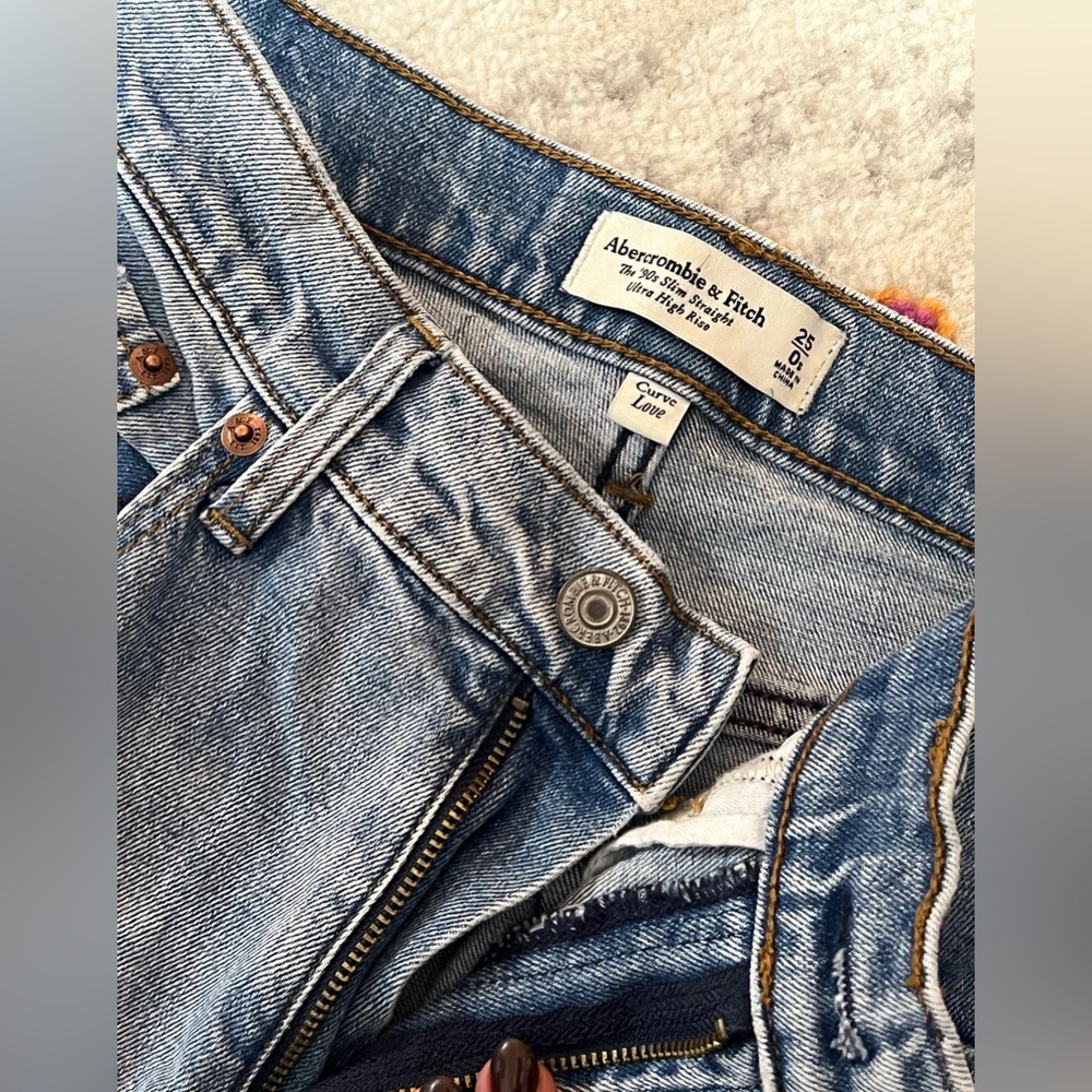 Abercrombie & Fitch  Curve Love The 90’s Slim Straight Ultra High Rise